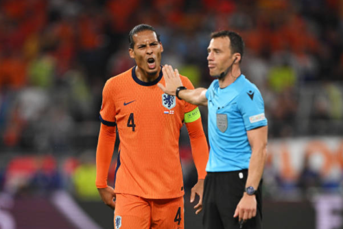 Van Dijk (áo cam) không hài lòng về cách điều hành trận đấu của trọng tài Zwayer (áo xanh).